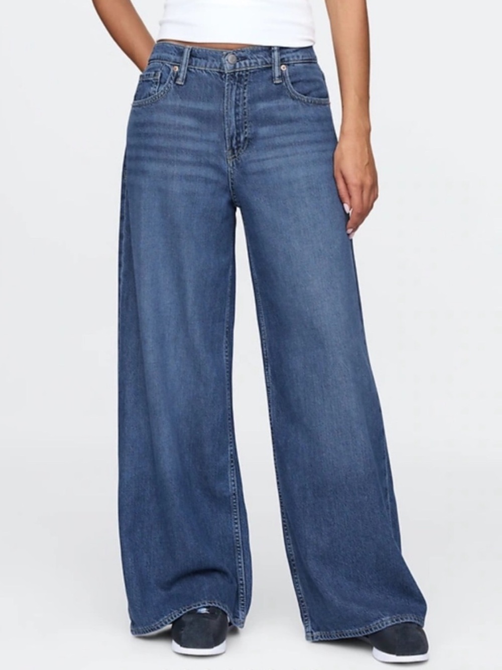 Gap baggy mid rise medium wash wide leg jeans size 8